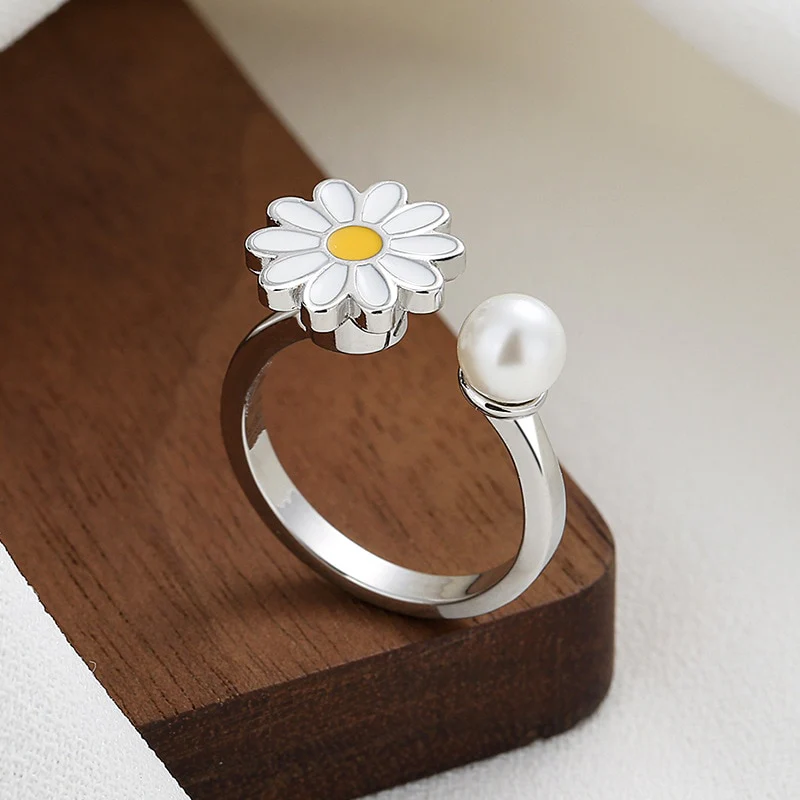 Daisy Anxiety Ring With A Pearl - Image 4